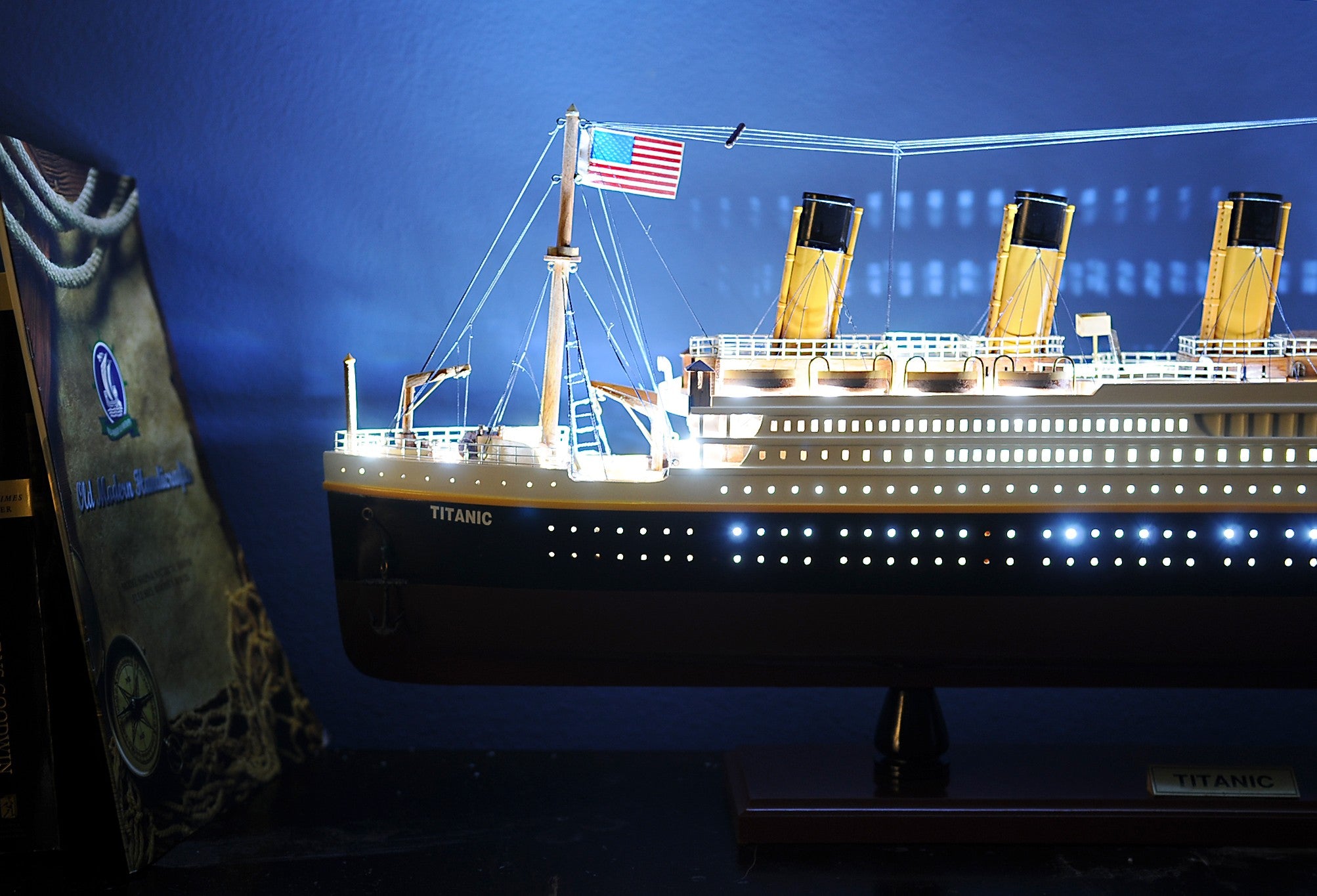 13" Black and White Solid Wood Hand Painted 1912 RMS Titanic Lights Model Boat-Sculptures-DECOROLALA