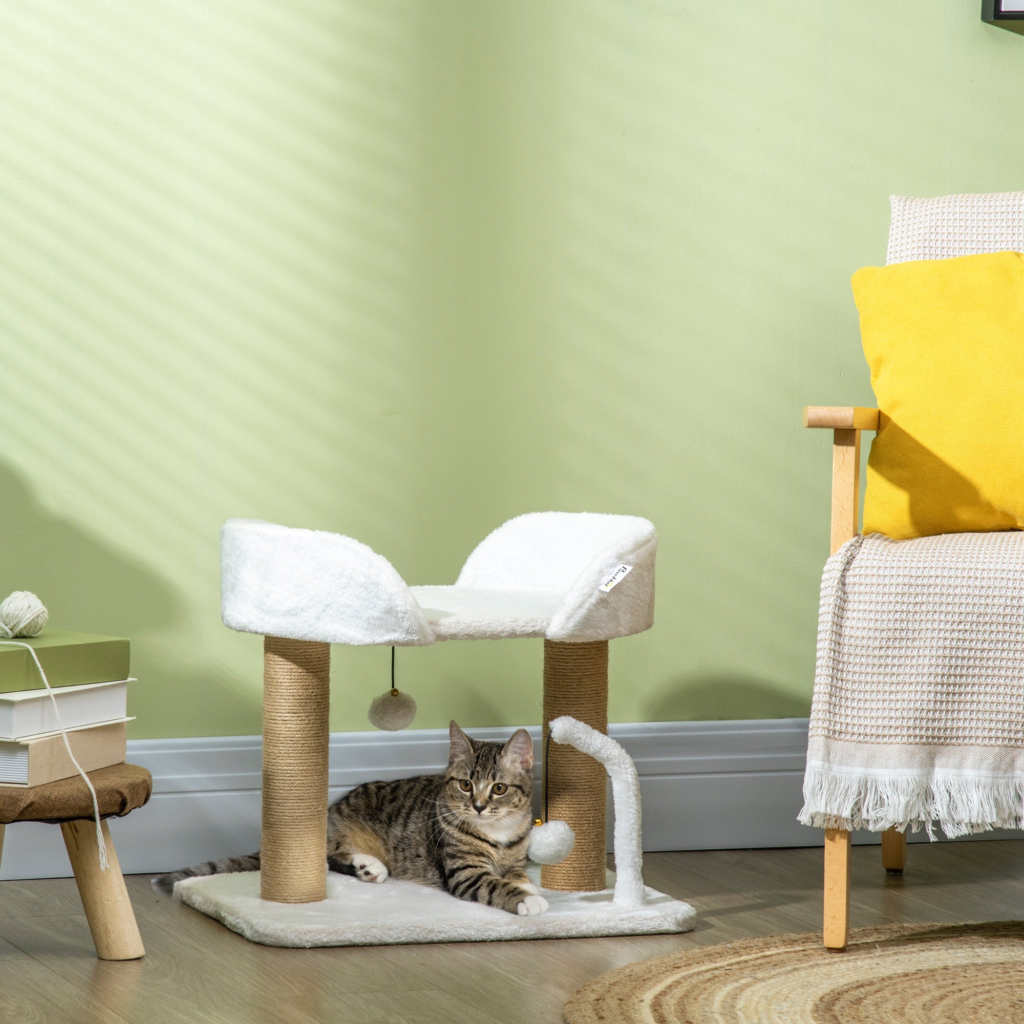Condo pour chats d’intérieur, petit arbre à chat avec poteaux à griffer en jute, plateforme supérieure, balles suspendues, blanc