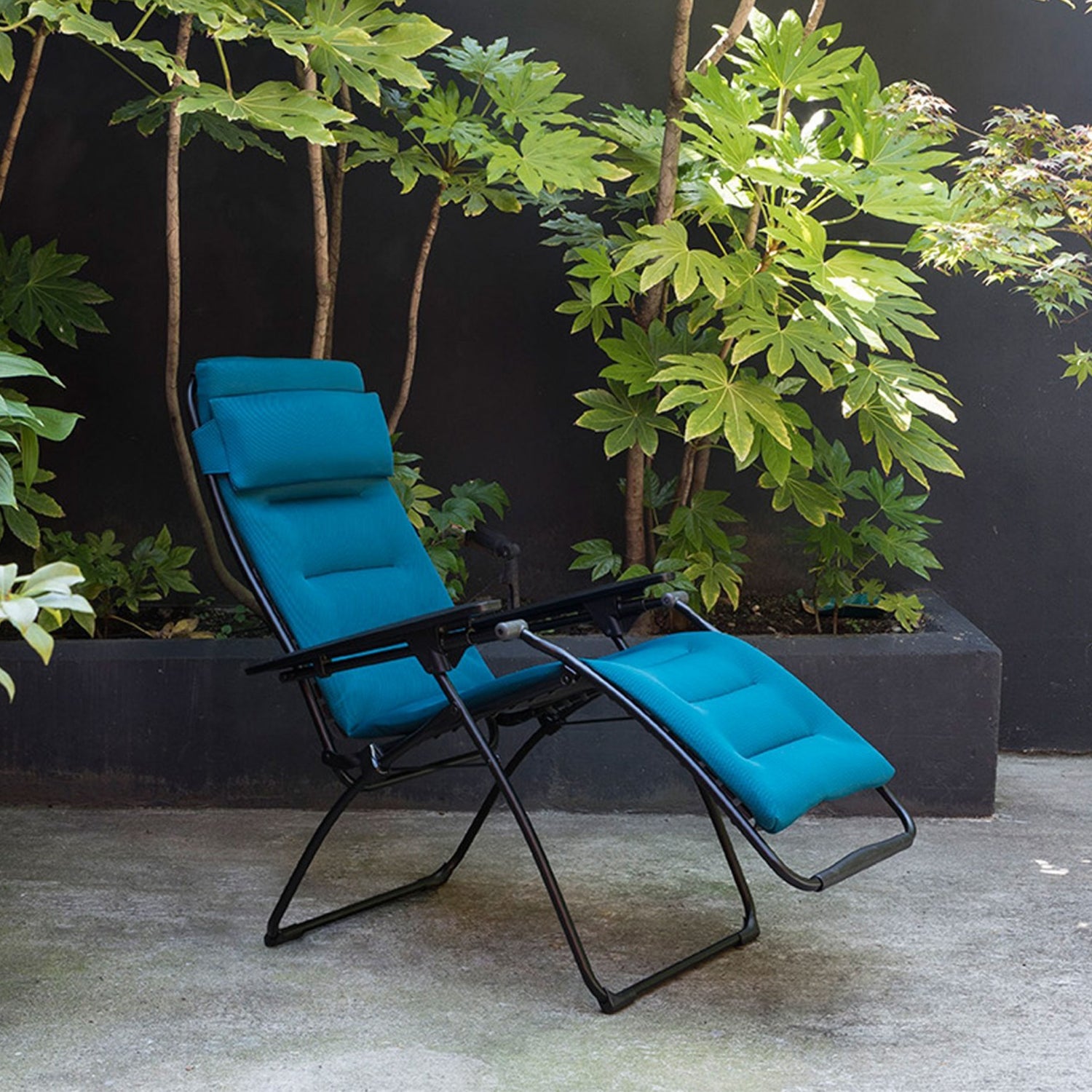 26" Black Steel Outdoor Zero Gravity Chair with Black Cushion-Outdoor Chairs-DECOROLALA