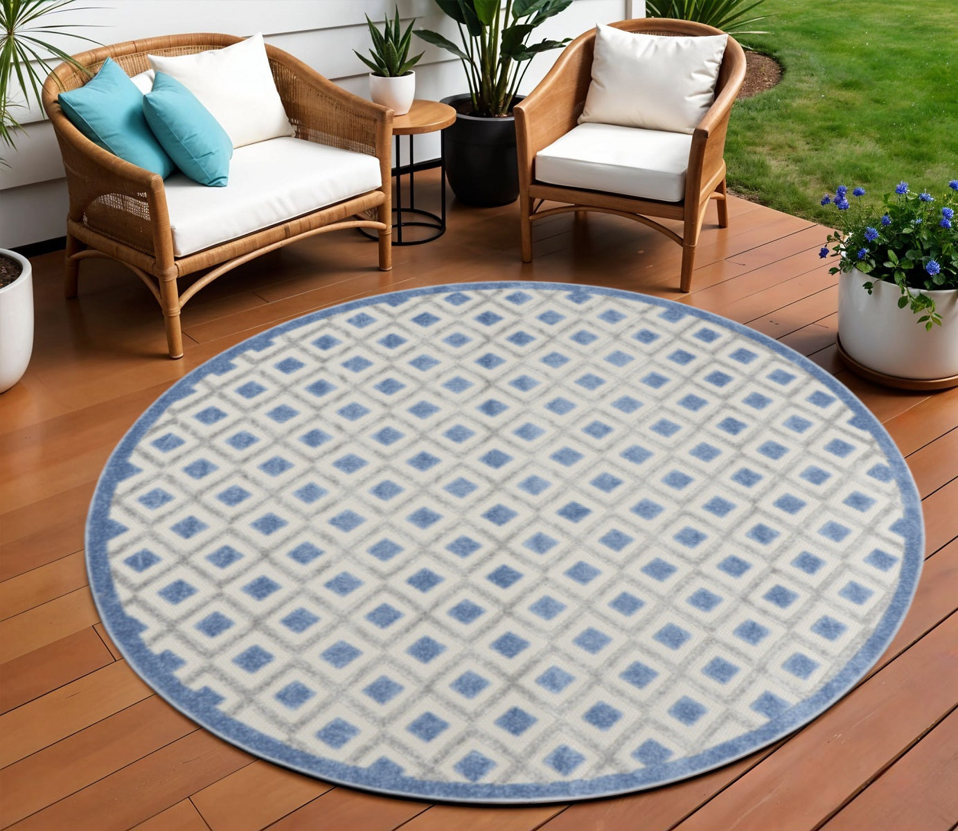 6' X 9' Black And White Indoor Outdoor Area Rug-Outdoor Rugs-DECOROLALA