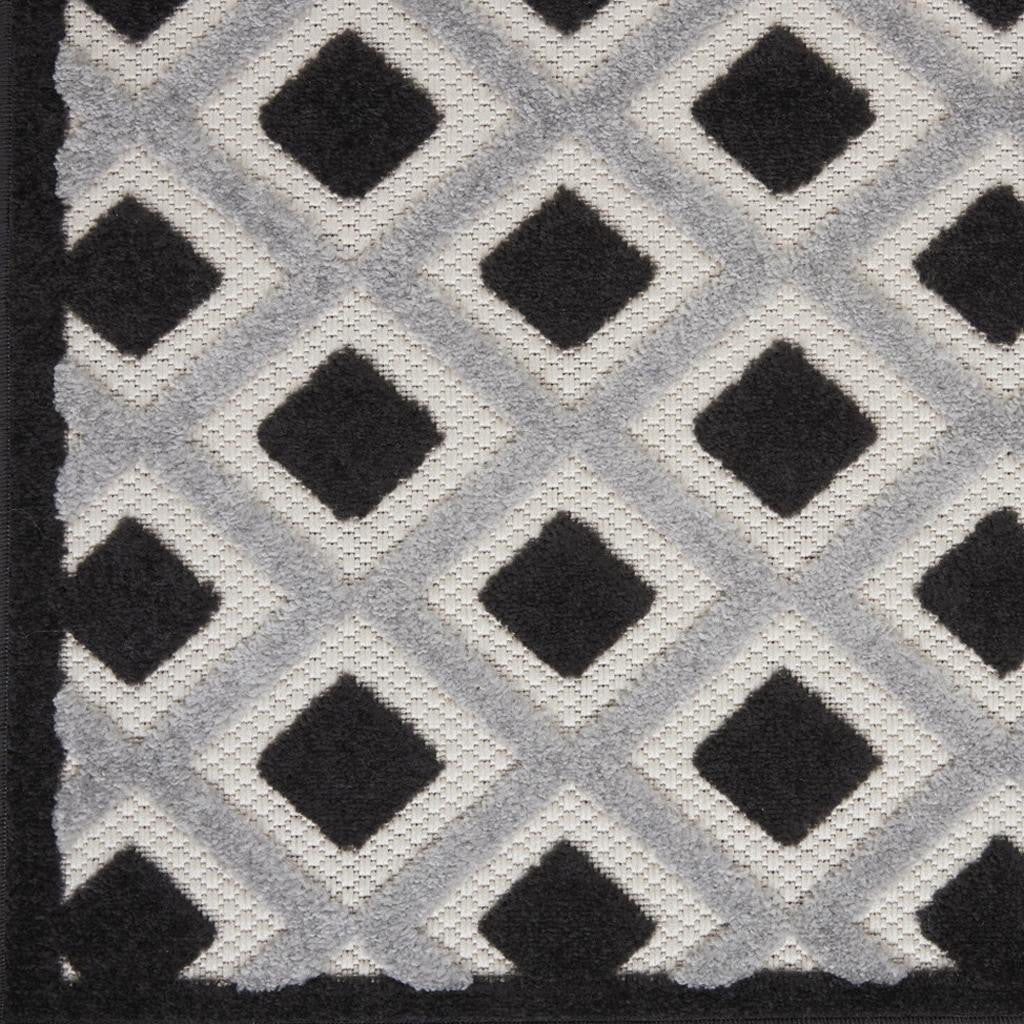 6' X 9' Black And White Indoor Outdoor Area Rug-Outdoor Rugs-DECOROLALA
