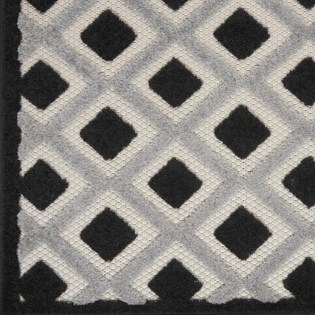 6' X 9' Black And White Indoor Outdoor Area Rug-Outdoor Rugs-DECOROLALA