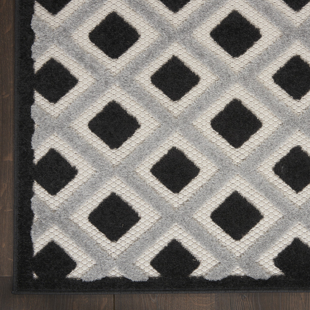 6' X 9' Black And White Indoor Outdoor Area Rug-Outdoor Rugs-DECOROLALA
