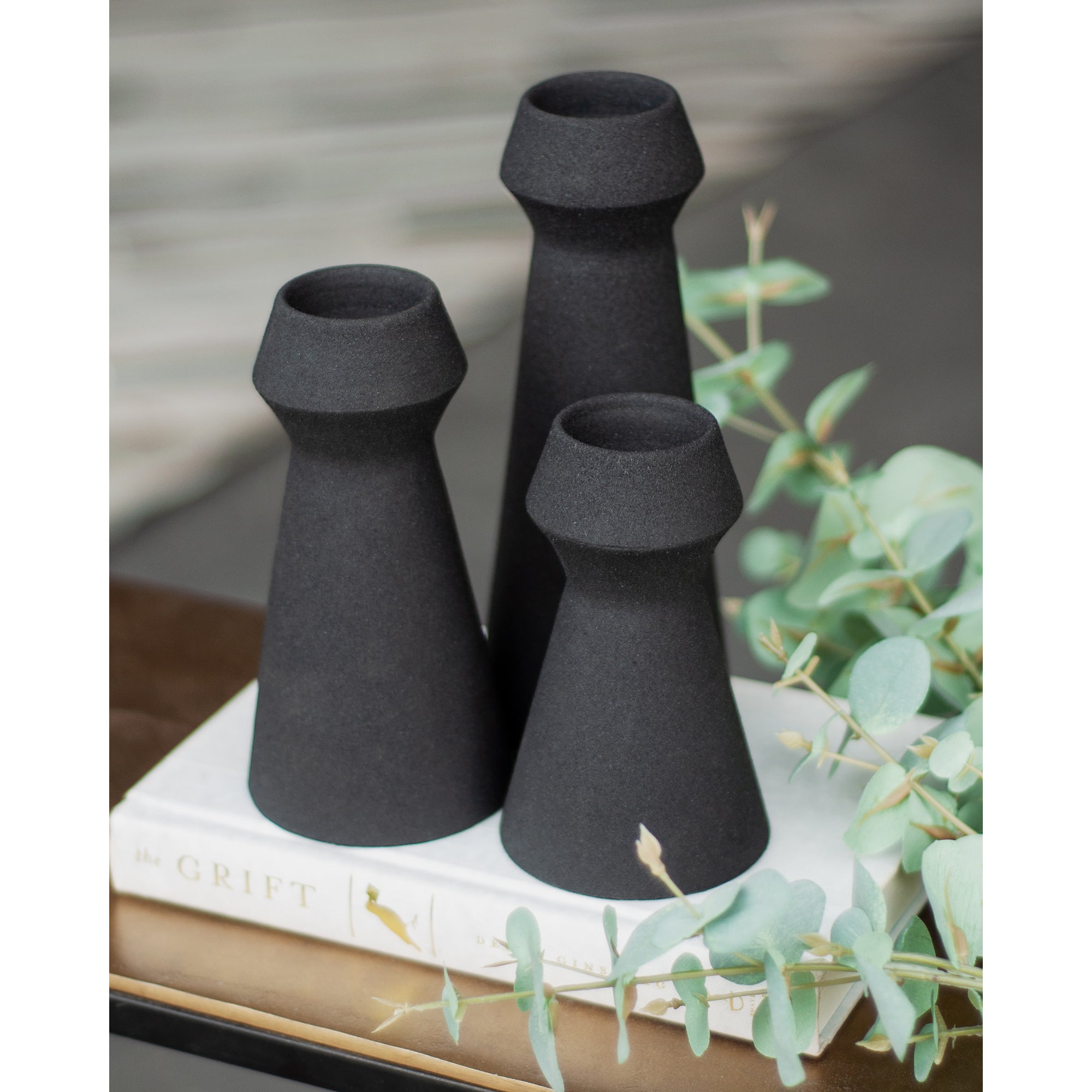 Granfeld Indoor Iron Vase, Matte Black-Vase-DECOROLALA