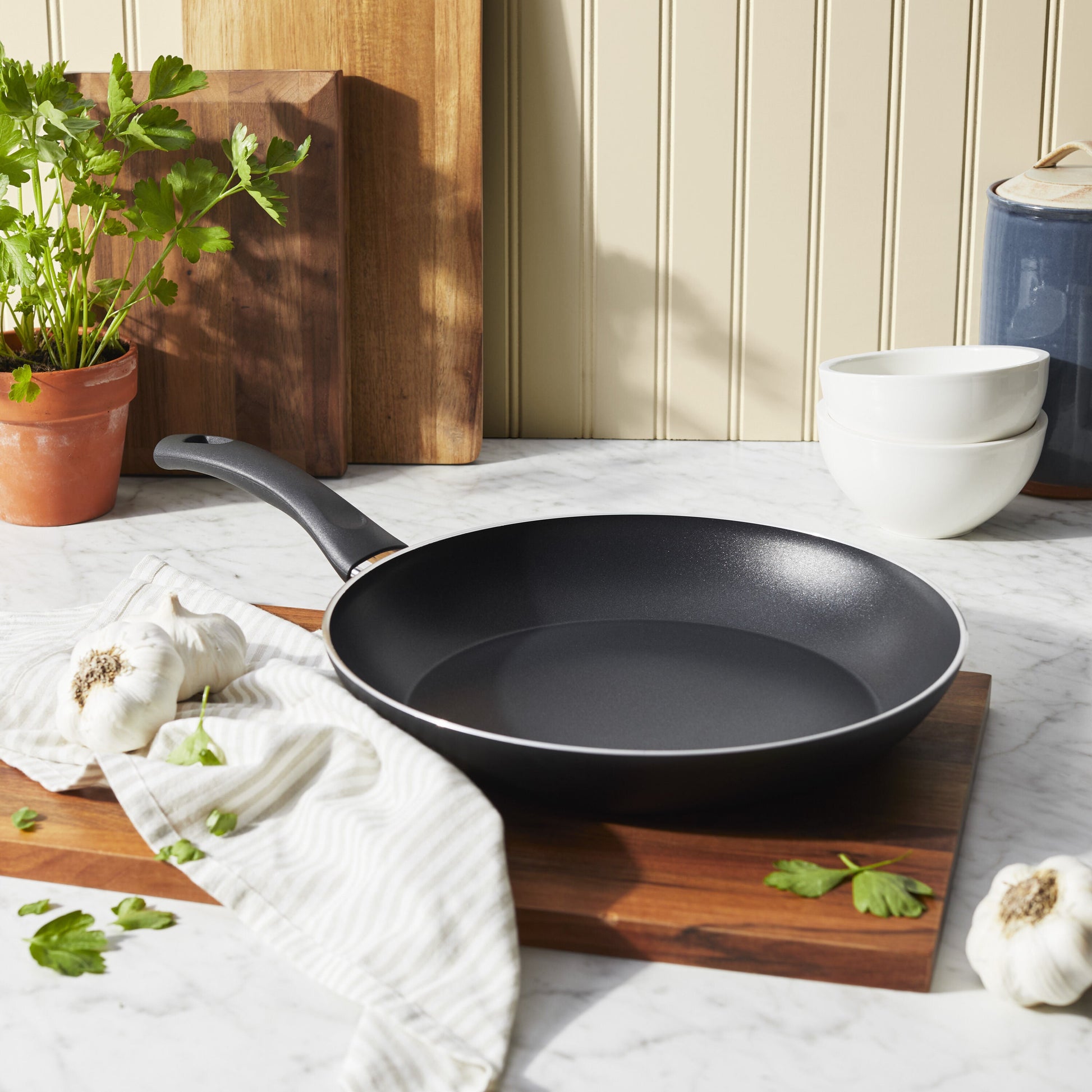 HENCKELS EverLift 30 cm / 12 inch Aluminum Fry Pan - Black-n/a-DECOROLALA