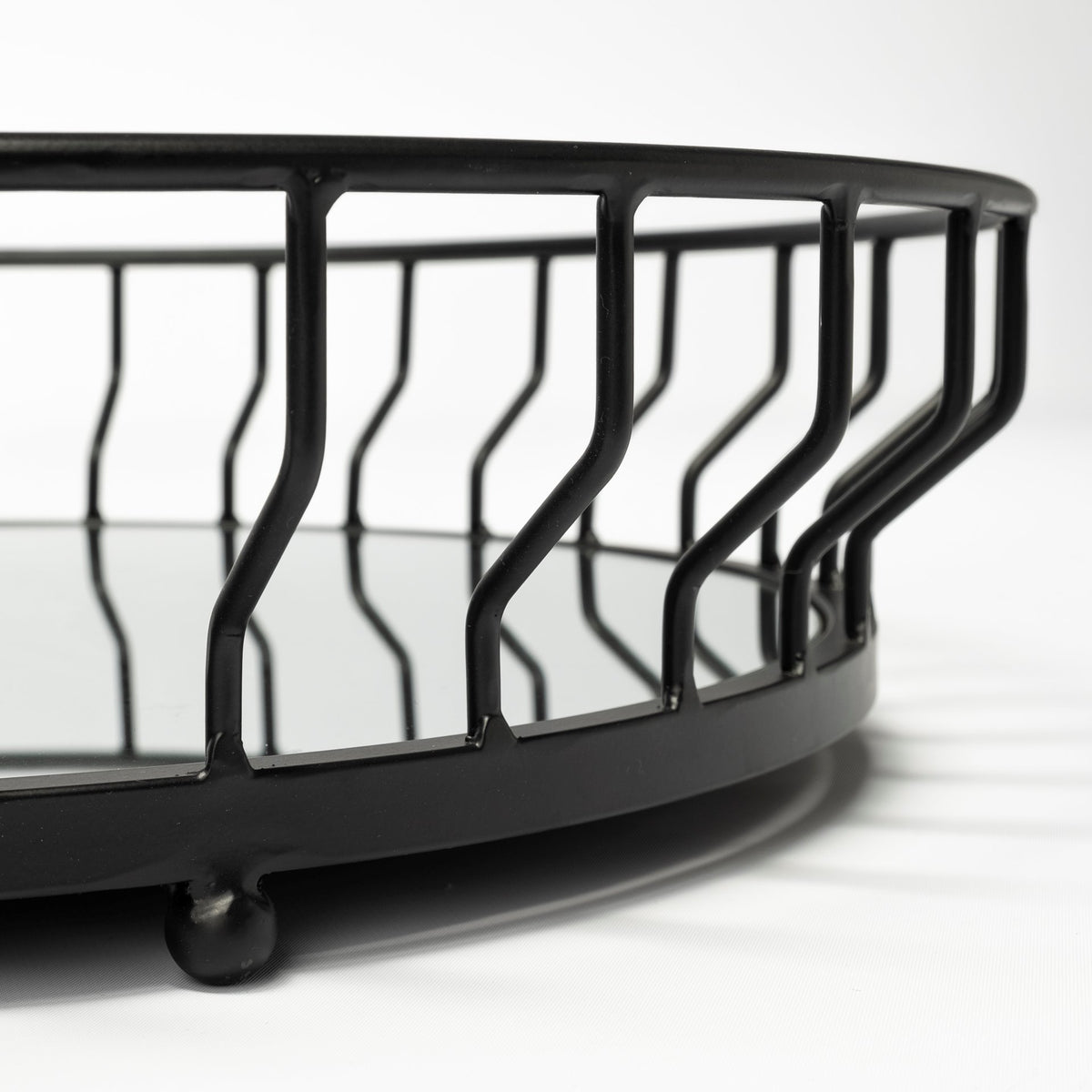 Helena 20L x 20W Black Metal Mirrored Bottom Round Serving Tray-Trays-DECOROLALA