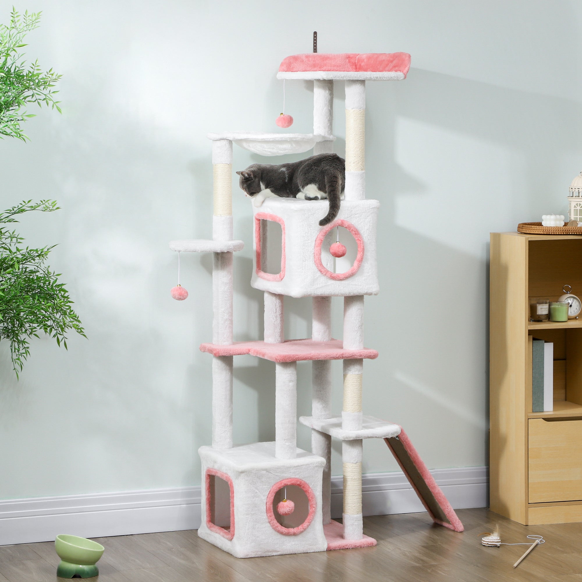 Arbre à chat de 65 pouces avec 2 niches fermées, perchoir supérieur moelleux, hamac, poteaux à griffer en sisal, 4 pompons, rampe, blanc