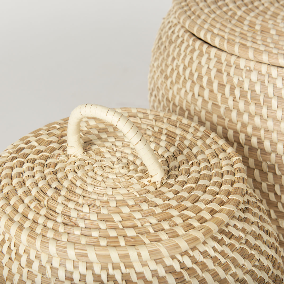 Kalopa Set of 2 Seagrass Floor Baskets w/ Flat Handled Lid-Decorative Baskets-DECOROLALA