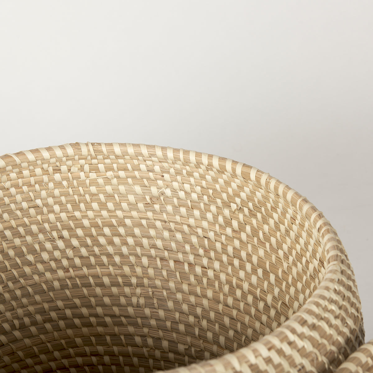 Kalopa Set of 2 Seagrass Floor Baskets w/ Flat Handled Lid-Decorative Baskets-DECOROLALA