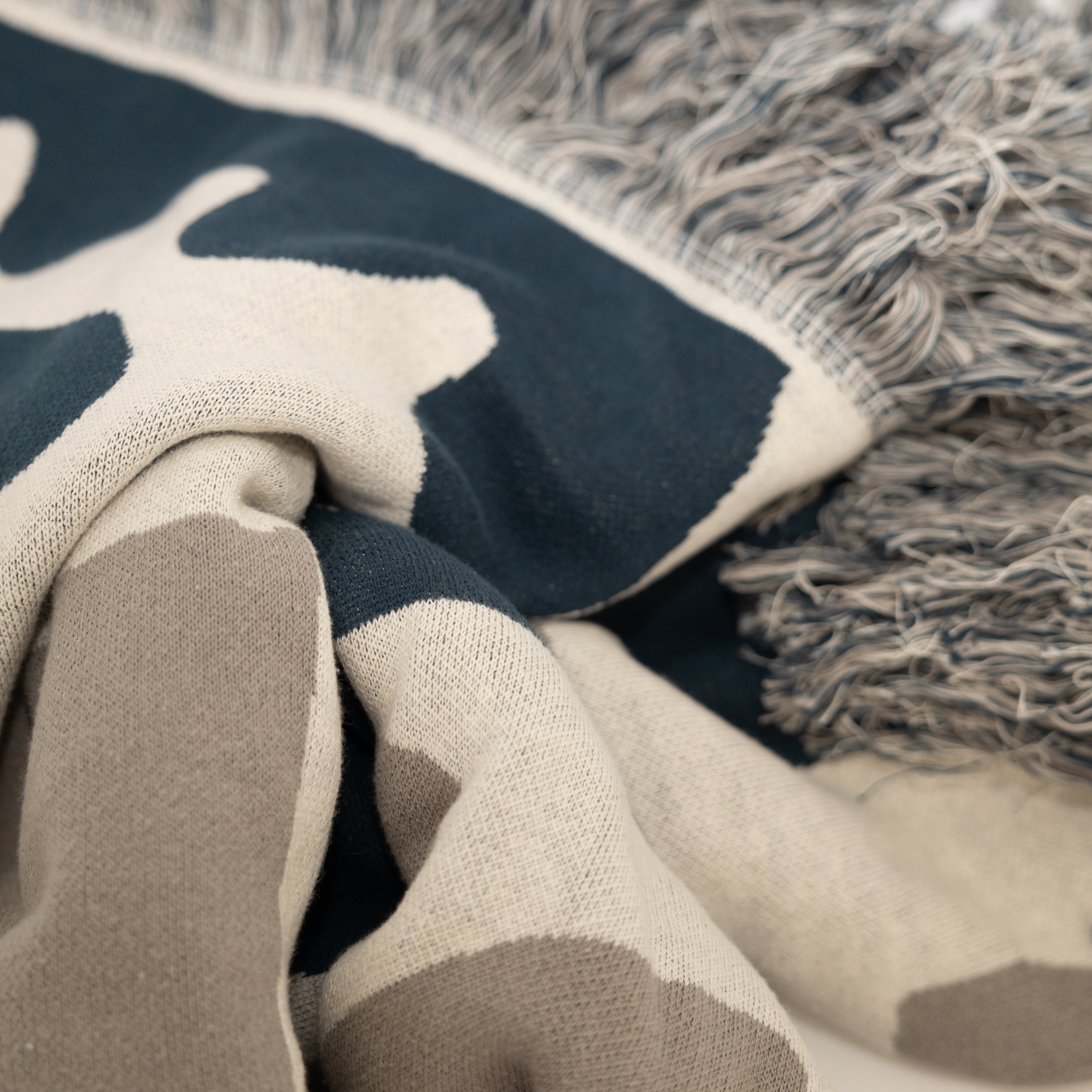 Knit Abstract Throw Blanket with Fringe-Throw Blankets-DECOROLALA