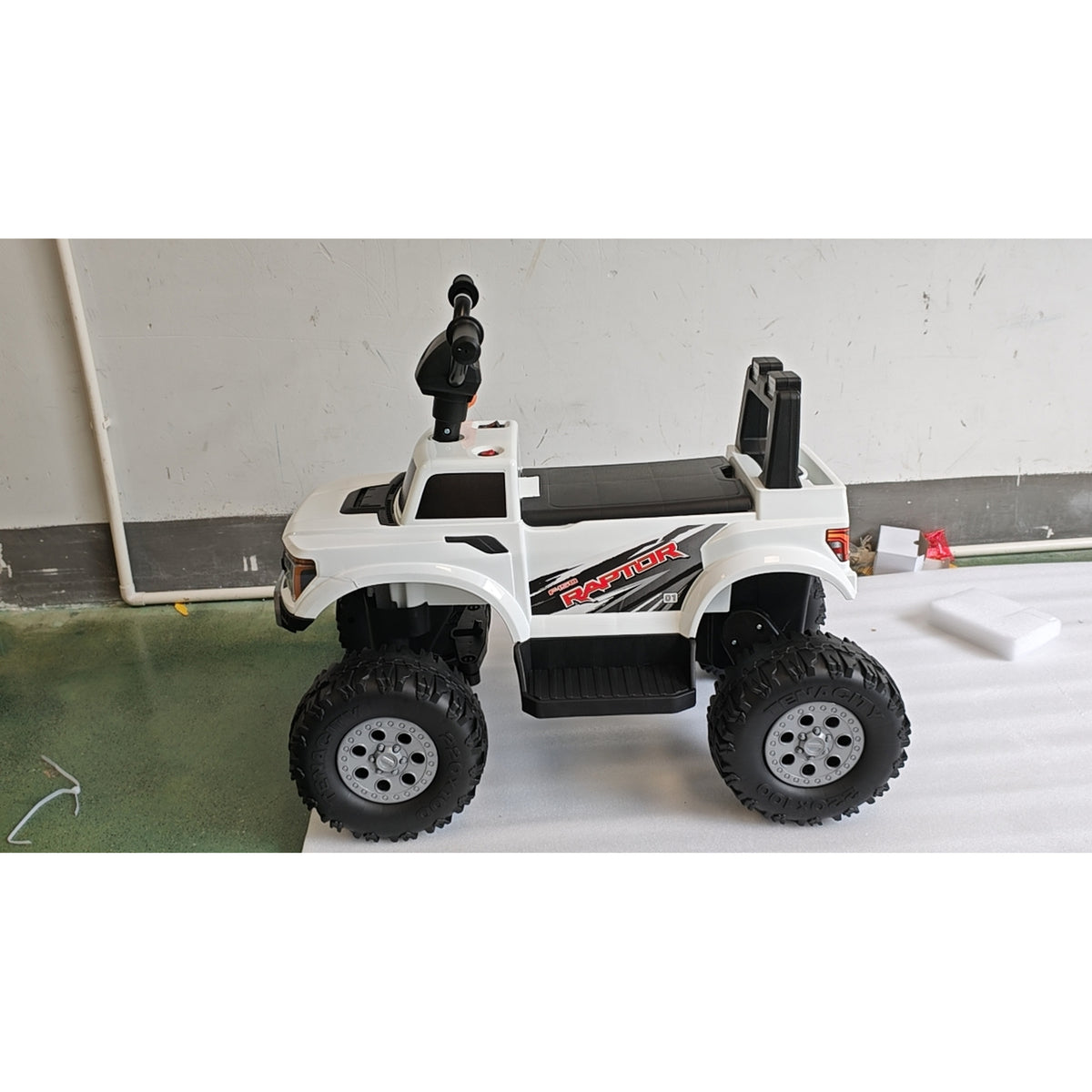 Licensed Ford F-150 12V Electric Ride-On Truck for Kids - White-Toys & Games > Baby & Toddler Toys > Electric Ride-On Toys > Electric Toy Cars-DECOROLALA