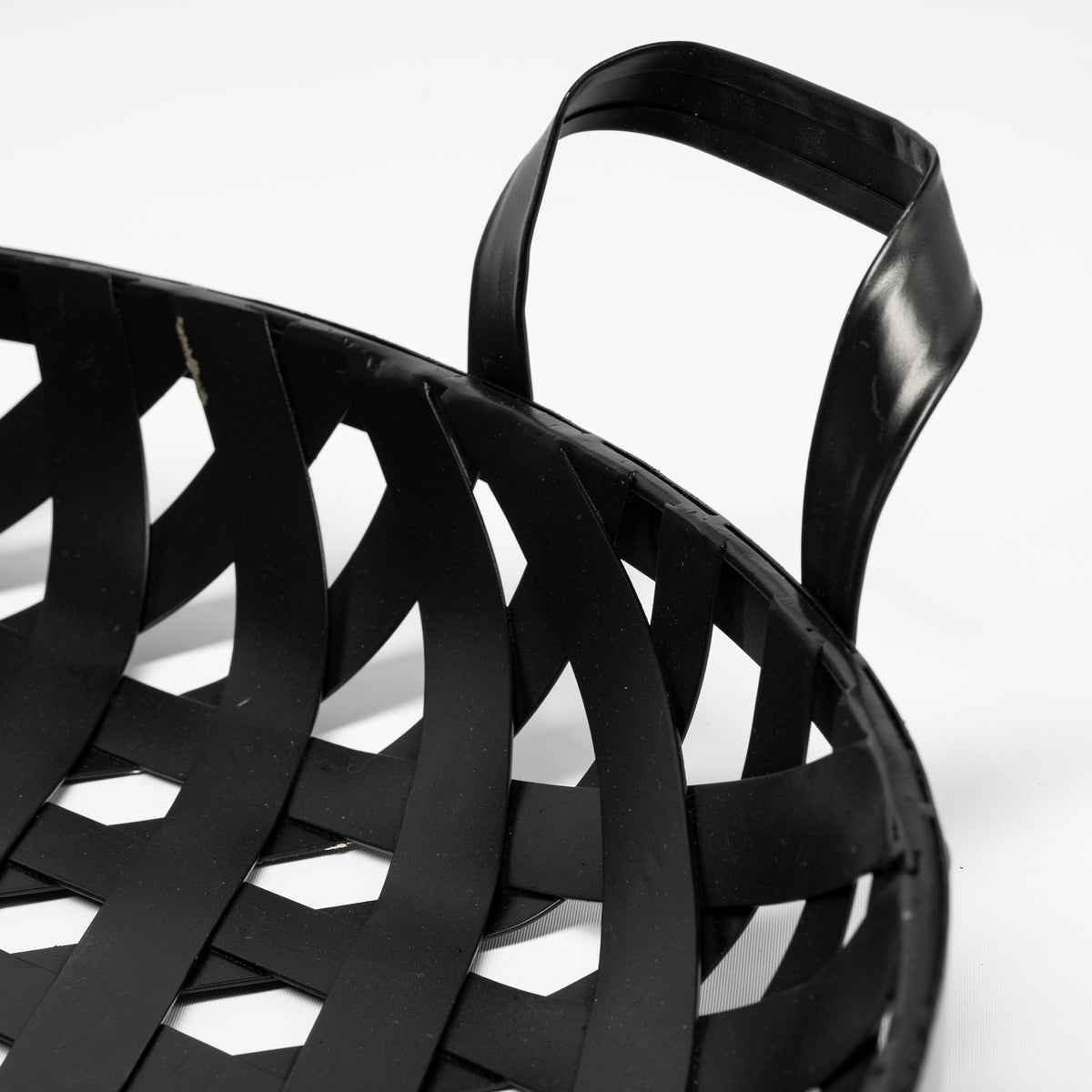 Lito (Set of 2) Black Woven Metal Round Serving Trays-Trays-DECOROLALA
