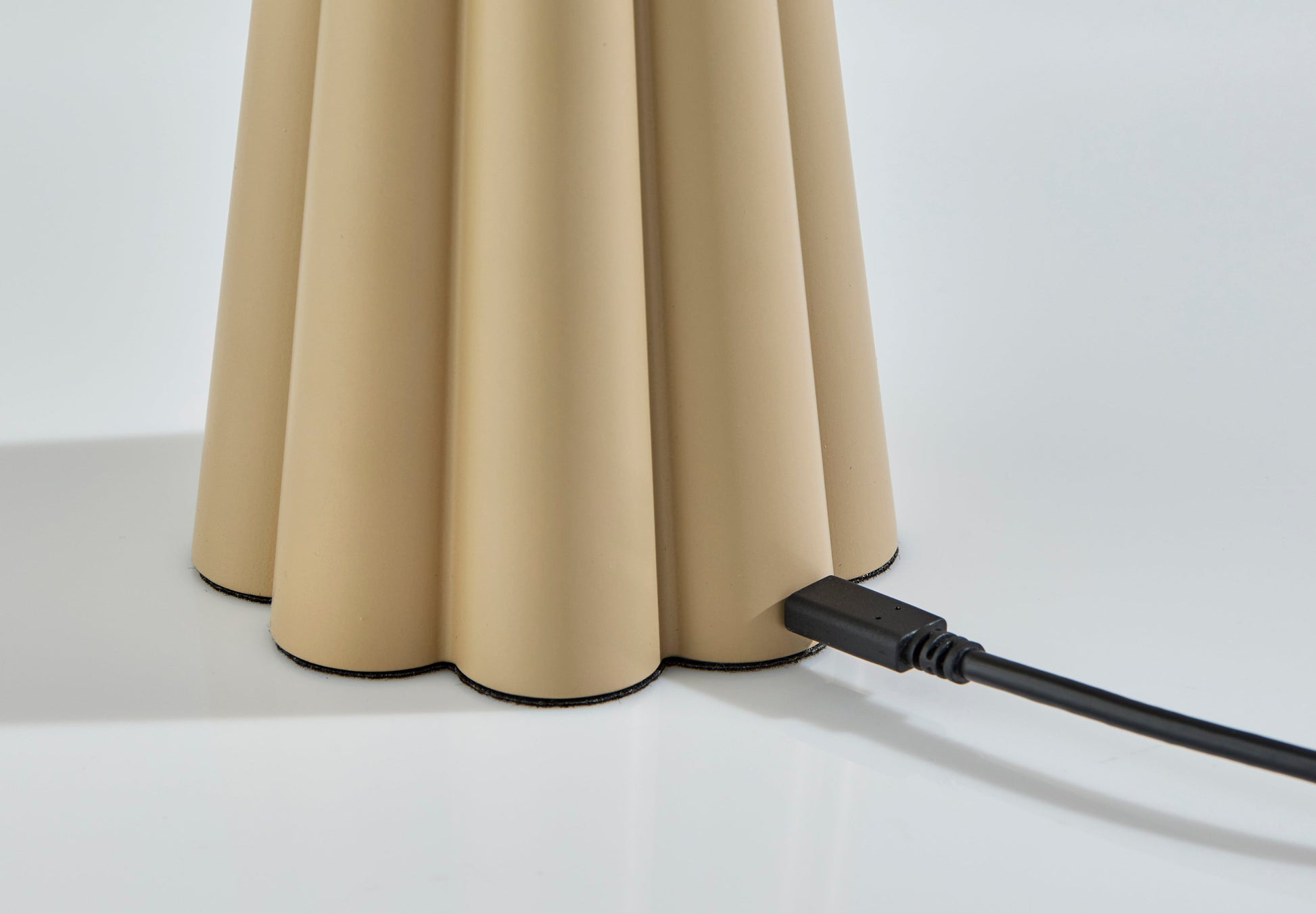 Mattie Cordless LED Table Lamp-Lighting-DECOROLALA