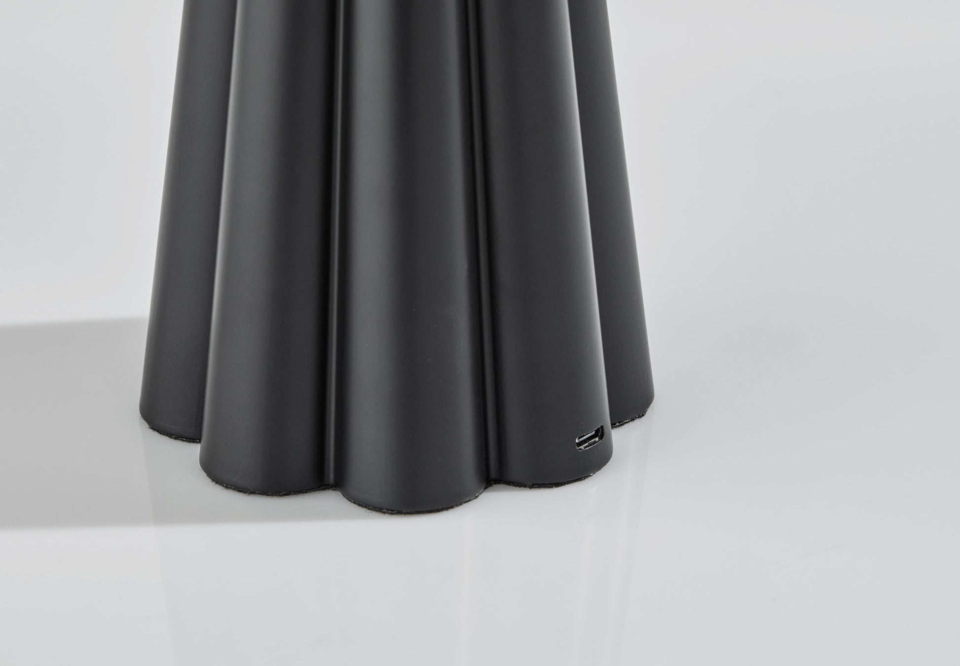 Mattie Cordless LED Table Lamp-Lighting-DECOROLALA