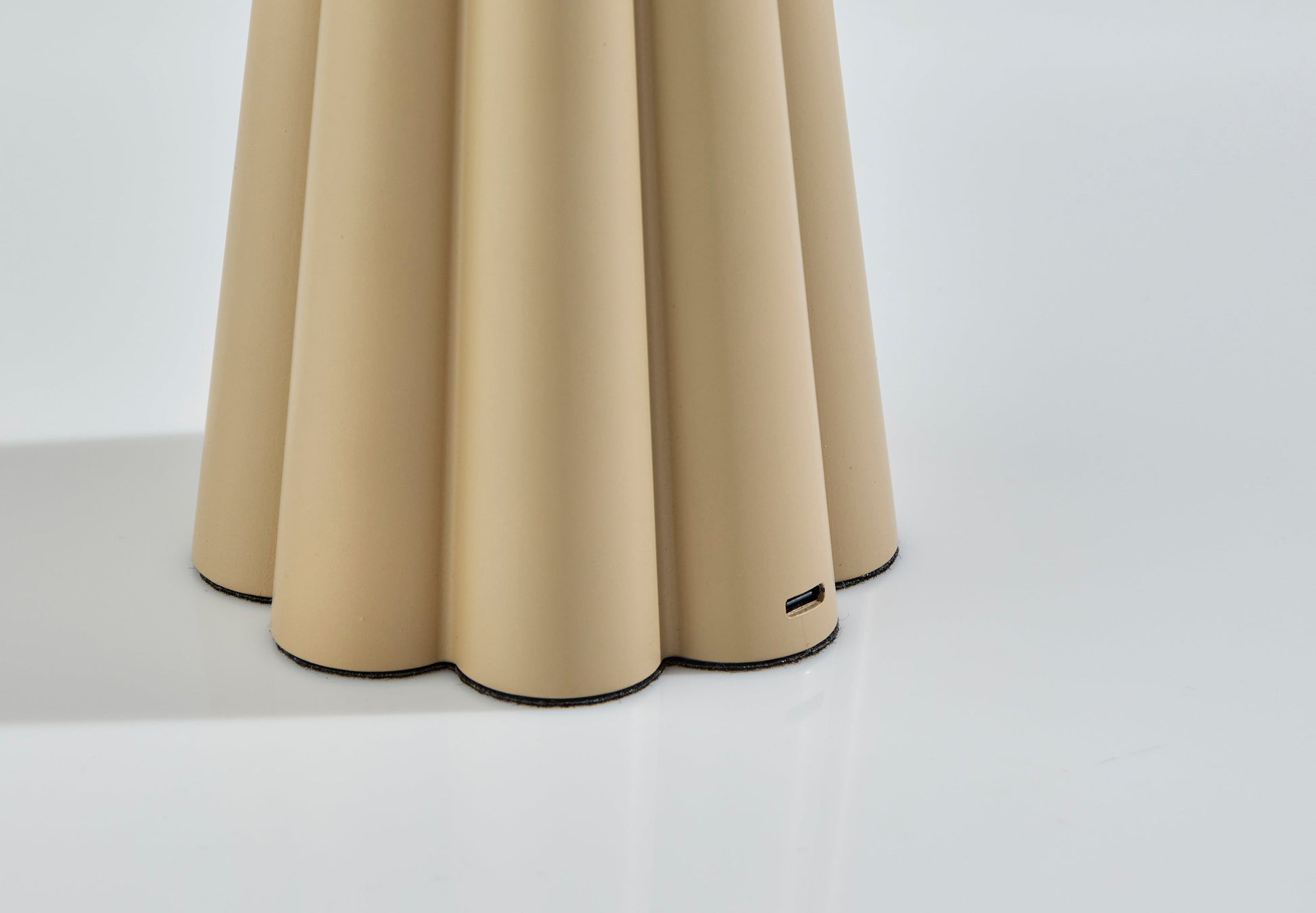 Mattie Cordless LED Table Lamp-Lighting-DECOROLALA