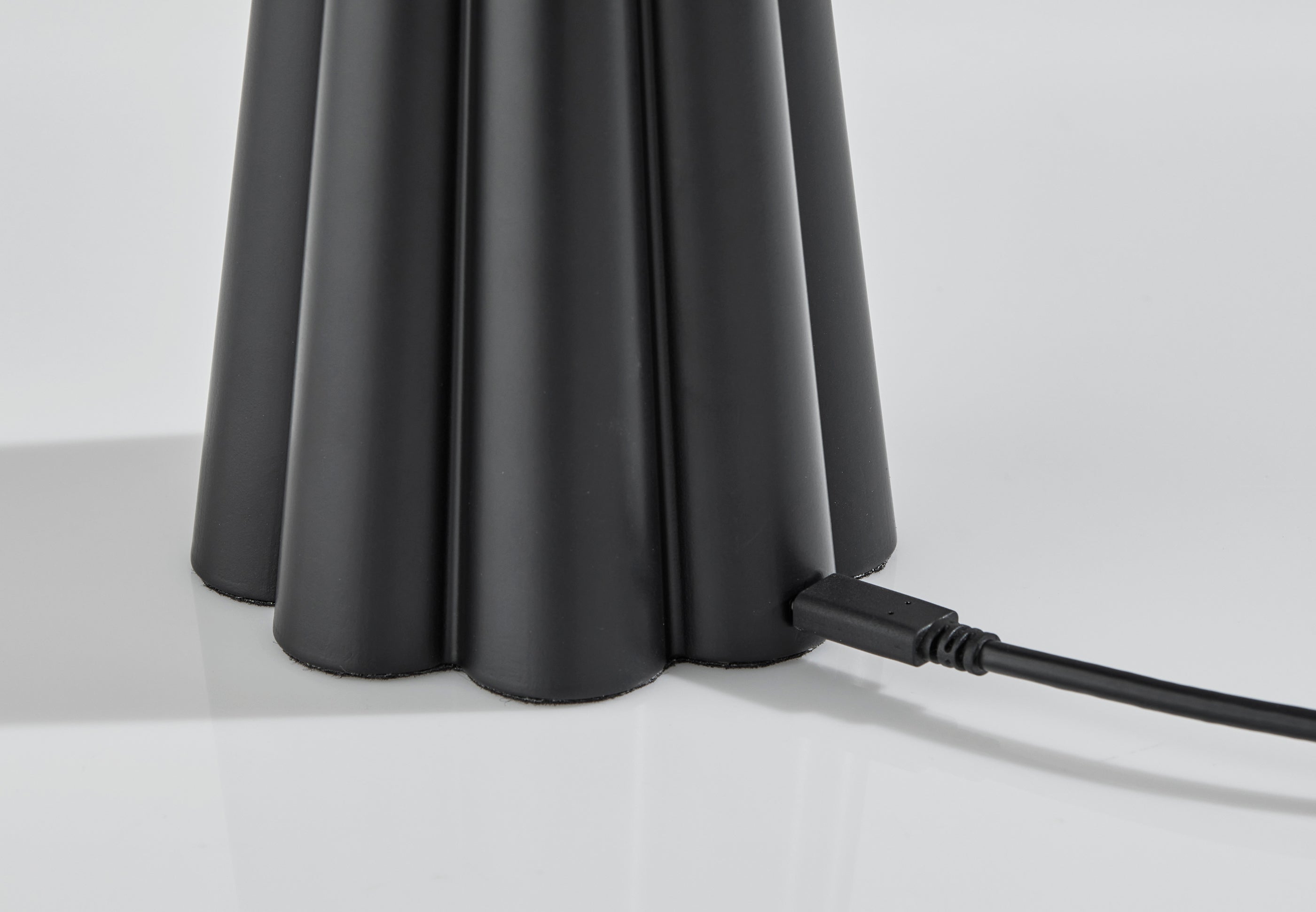 Mattie Cordless LED Table Lamp-Lighting-DECOROLALA