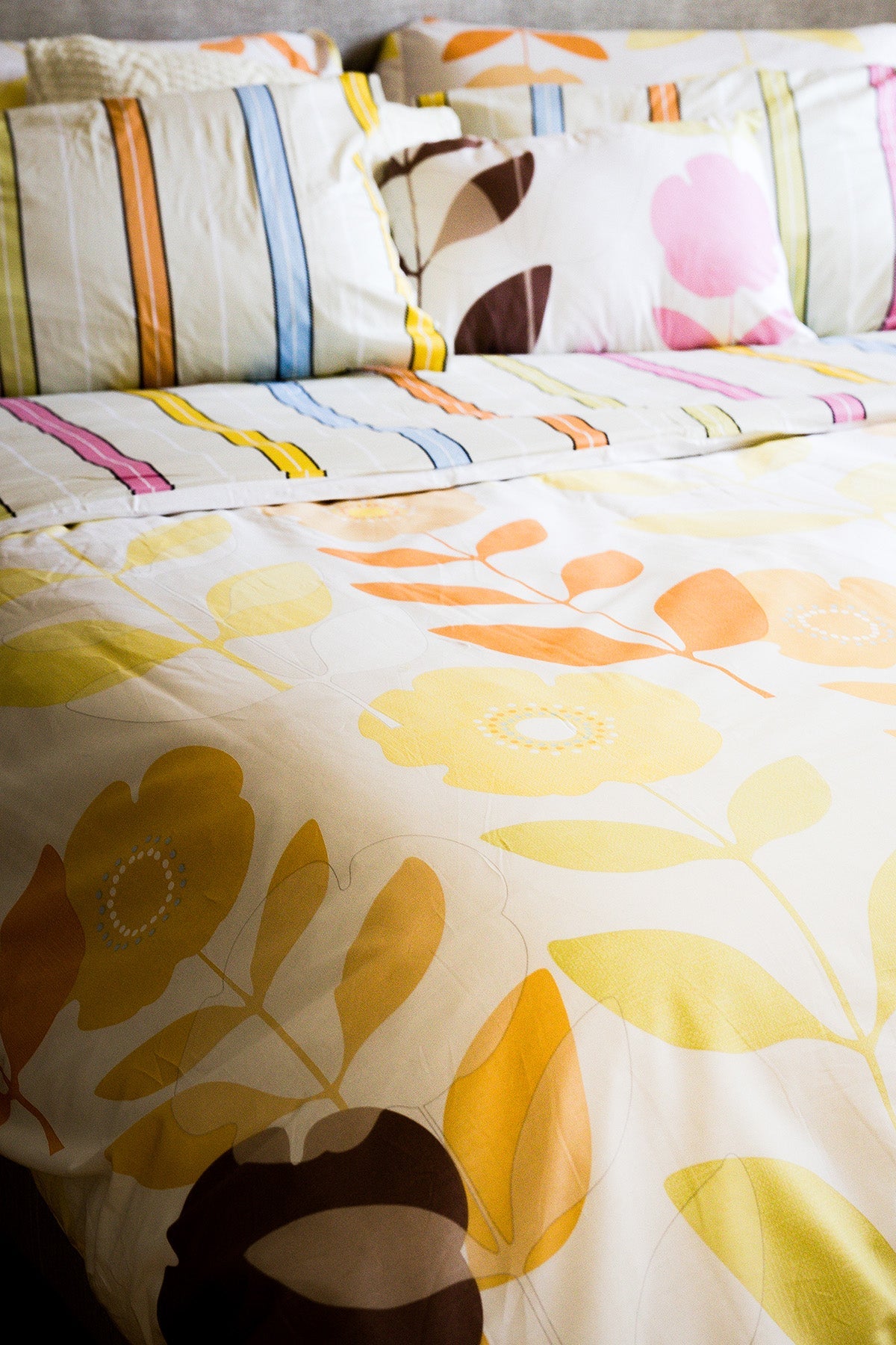Maui Queen Size Printed Flower Reversible 6 pc Duvet Cover Set-Bedding-DECOROLALA
