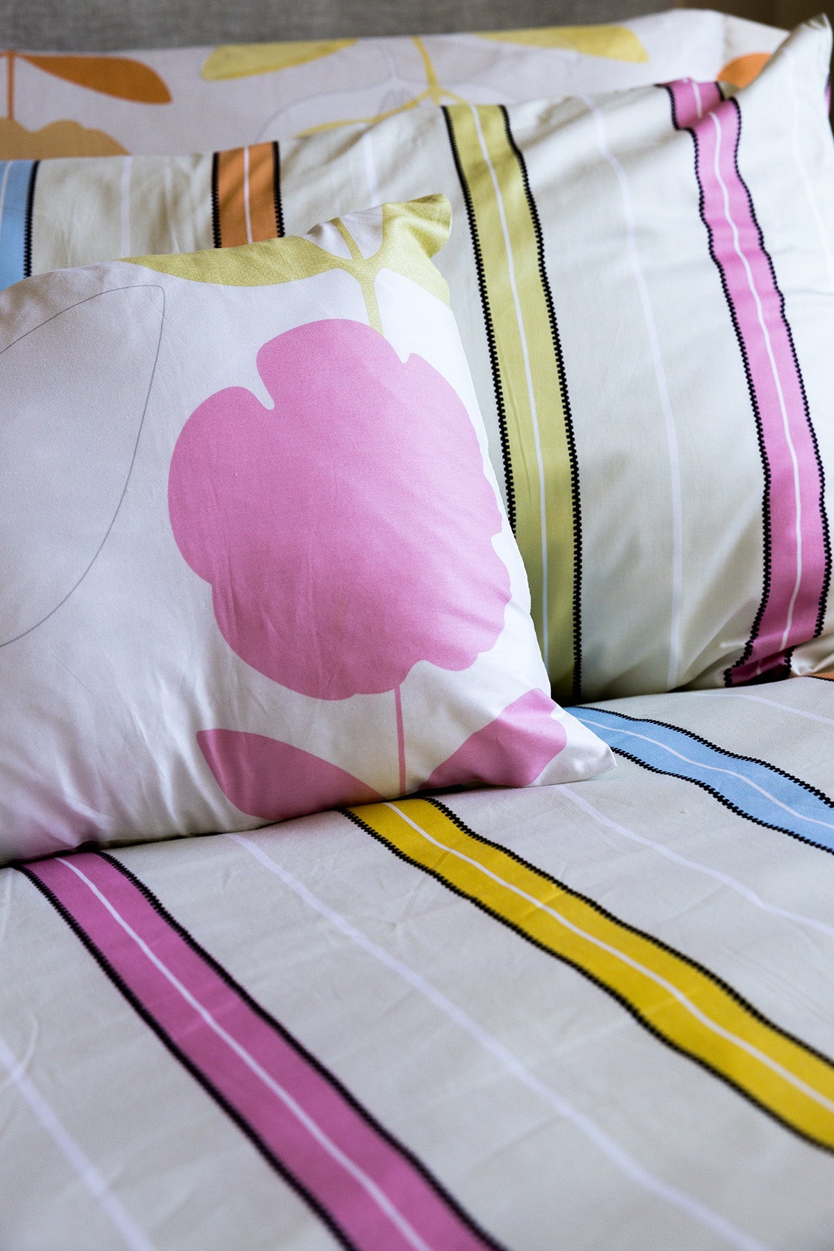 Maui Queen Size Printed Flower Reversible 6 pc Duvet Cover Set-Bedding-DECOROLALA