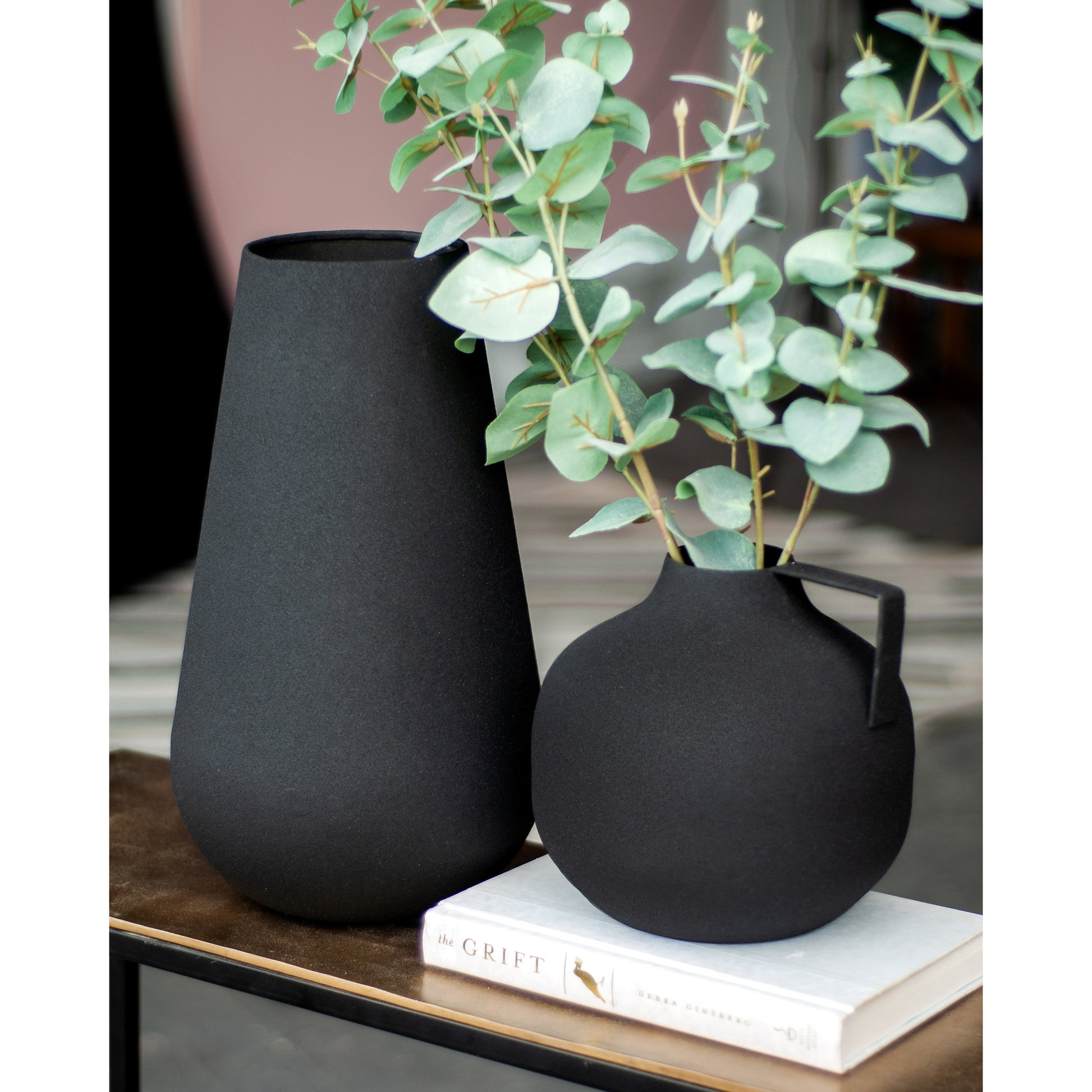 Roove Indoor Iron Vase, Matte Black-Vase-DECOROLALA