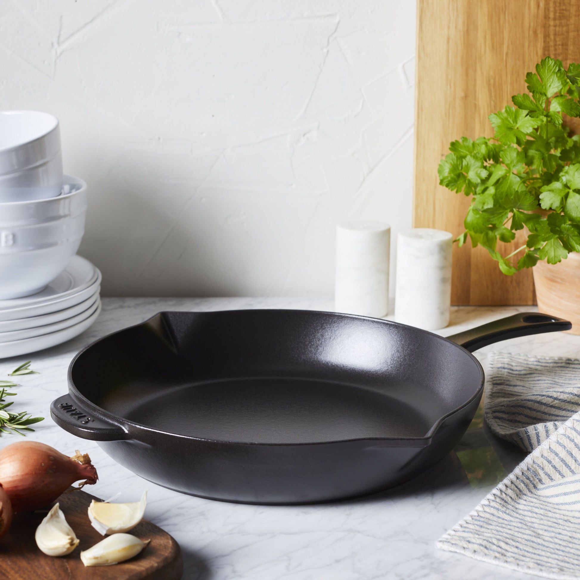 STAUB Cast Iron Frying Pan 26cm Black-10 Inch-DECOROLALA