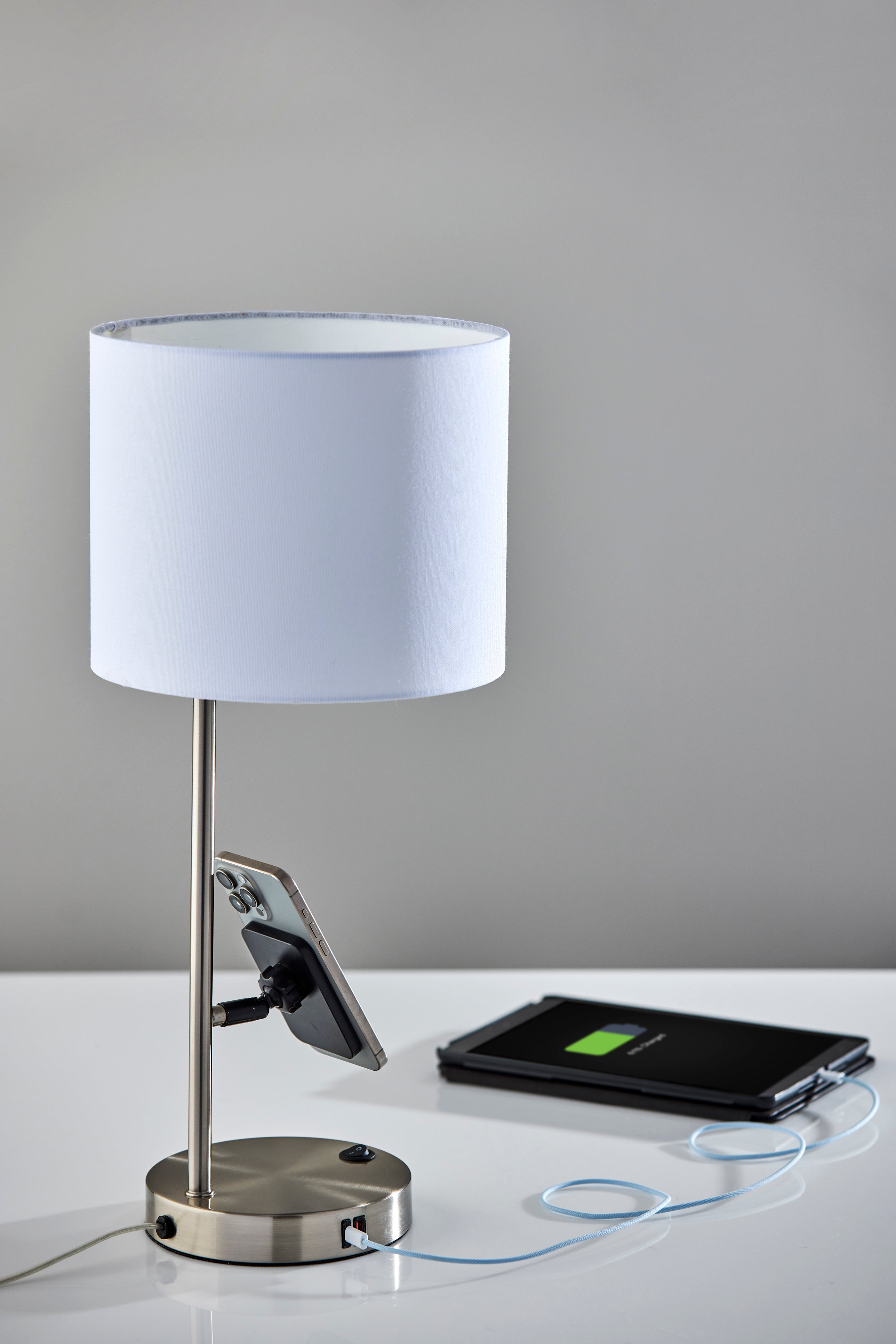 Wyatt Supercharger Desk Lamp USB Qi Charging-Lighting-DECOROLALA