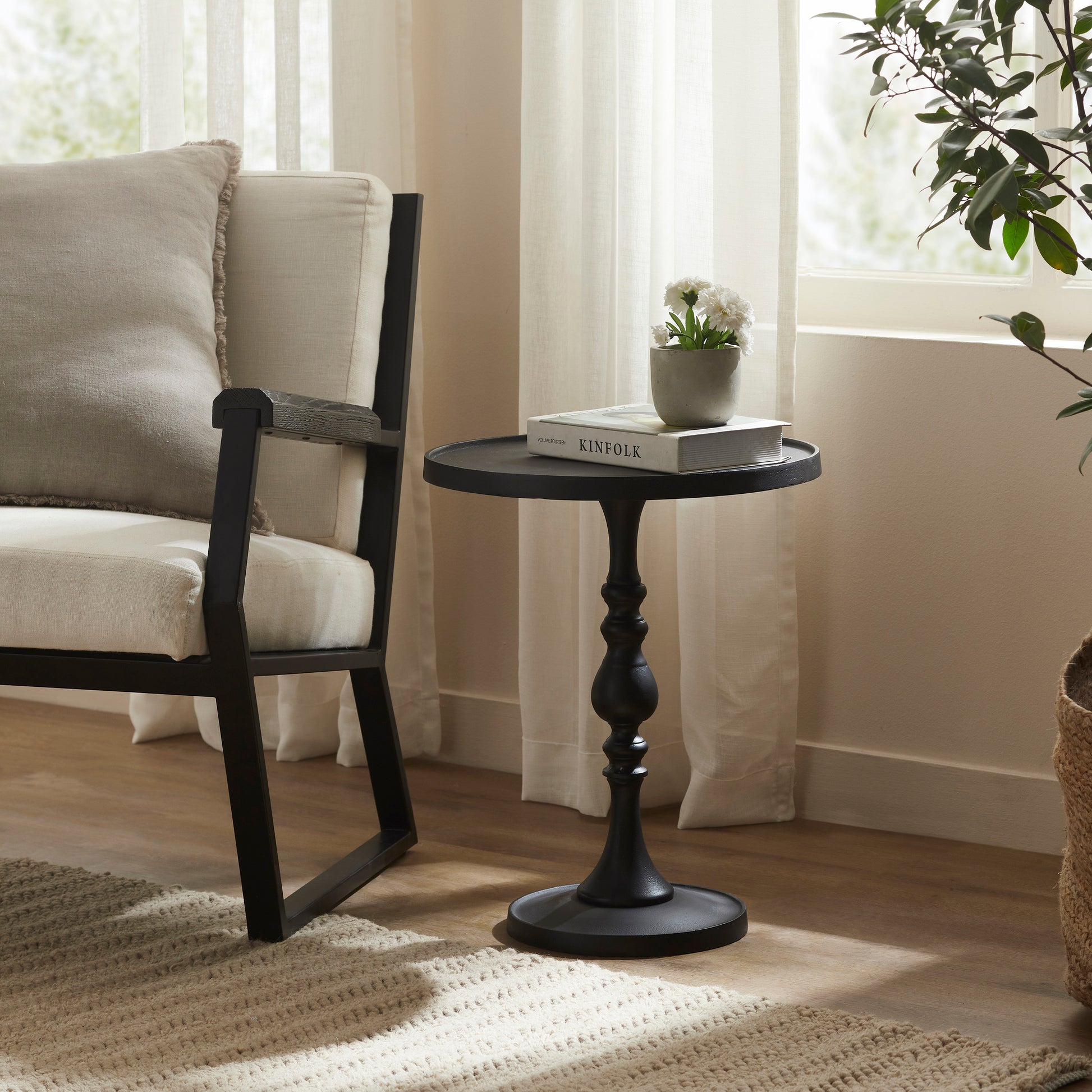 Yates Indoor Cast Aluminum Side Table, Matte Black-End Table-DECOROLALA