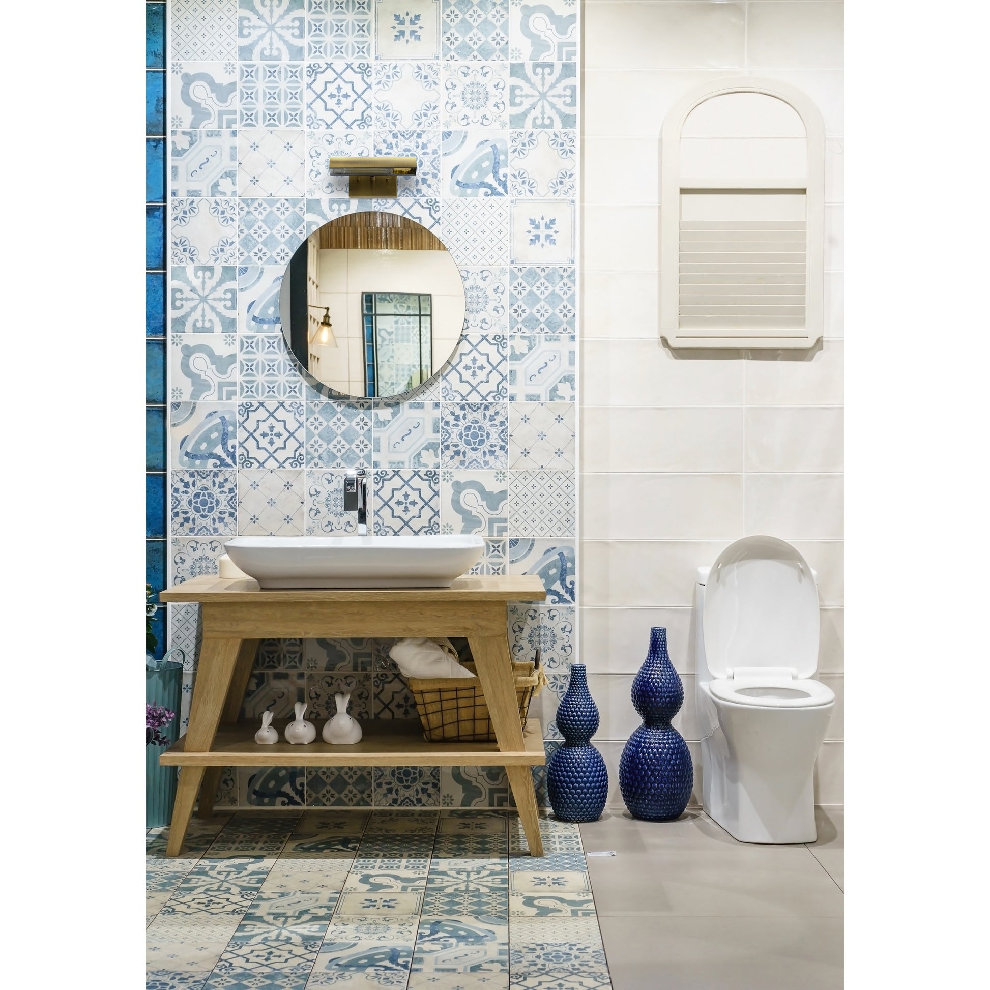 Yorker 4.5" Length Wall Sconce, Antique Brass-Wall Sconce-DECOROLALA