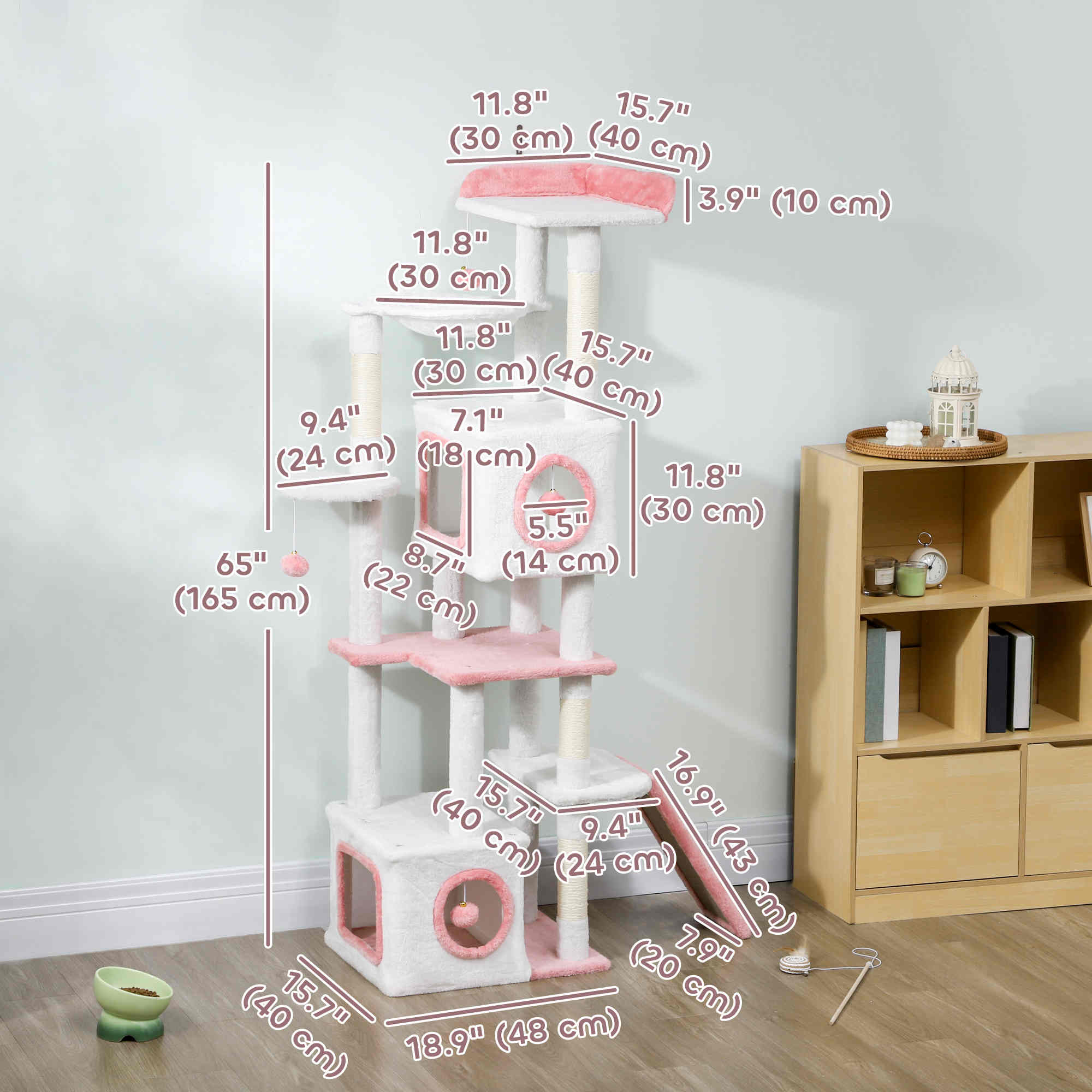 Arbre à chat de 65 pouces avec 2 niches fermées, perchoir supérieur moelleux, hamac, poteaux à griffer en sisal, 4 pompons, rampe, blanc